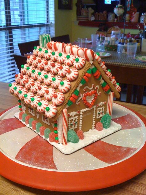 Gingerbread House Red And Green, Peppermint Gingerbread House Ideas, Gingerbread Houses Ideas Simple, Gingerbread Inspo House, Ginger Bread House Easy Ideas, Simple Cute Gingerbread House, Classic Gingerbread House Ideas, Ginger Bread House Inspo Easy, Basic Gingerbread House Ideas