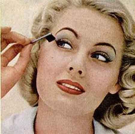 1954 Coty Advertisement "For the last lovely accent to complete your feminine face, apply mascara with a brush. Mascara is still relatively new to girls [having only become a standard cosmetic in the early 1930's] but is now 'the' accessory for your makeup bag, if you want to keep up with the Hollywood starlets and the makeup looks of Audrey Hepburn-amongst others. Remember-use only on the upper lashes. Apply it outwards to the extreme lash top." 1950’s Makeup, 1950s Hair And Makeup, 1950s Beauty, 1950s Makeup, 1950s Look, Vintage Makeup Looks, Feminine Face, Eyeliner Styles, Makeup Guide