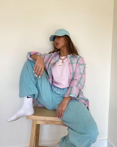 Nike Waffle One Outfit, Ellie Beatrice Joslin, Nike Waffle One, Flannel Blouse, Waffle Tee, Vintage Couture, Influencers Fashion, Outfit Look, Henley Top