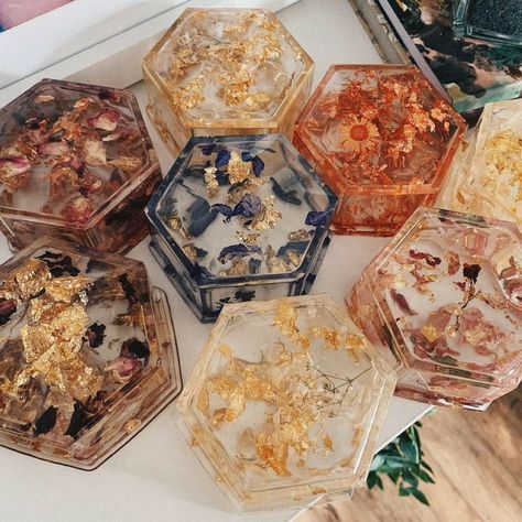 Resin Box Ideas, Small Resin Projects, Resin Ideas Projects, Resin Crafts Ideas Inspiration, Resin Jewelry Box, Resin Home Decor, Resin Box, Pressed Flower Crafts, Floral Preservation