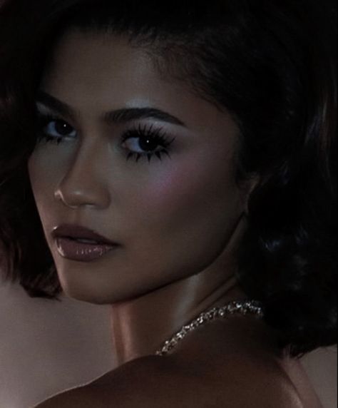 ⿻@/saijos10 ➖ #aesthetic #foryoupage #icon #books #spotify #cover #couple #wallpaper #love #fyp #red #model #skincare #skirt #outfits #fashion #vogue #heart #friends #wlw #art #women #zendaya Sagittarius Rising Makeup, Aquarius Rising Makeup, Libra Rising Makeup, Zendaya Makeup Looks, Rising Aquarius, Aquarius Makeup, Zendaya Makeup, Wlw Art, Cover Couple