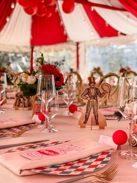 Circus Bridal Shower Theme, Carnival Themed Table Decor, Upscale Carnival Party, Carnival Theme Table Centerpieces, Circus Theme Appetizers, French Circus Party, Circus Themed Decor, Vintage Circus Party Decorations, Circus Table Setting