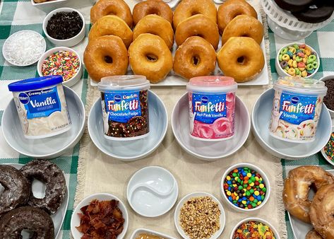 Donut Station, Donut Craft, Donut Theme Party, Donut Decorating Ideas, Doughnut Party, Donut Themed Birthday Party, Diy Donuts, Birthday Donuts, Donut Decorations