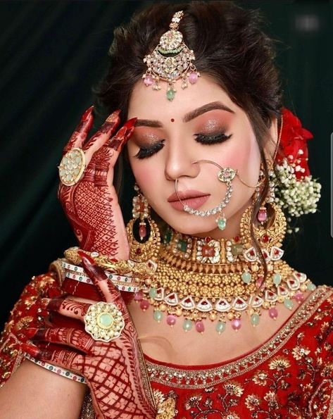 Classic Wedding Makeup, Bridal Makeup Pictures, Hindu Women, Eyes Hazel, Bridal Makeup Videos, India Sari, Makeup Shoot, Jewellery Shoot, Best Indian Wedding Dresses