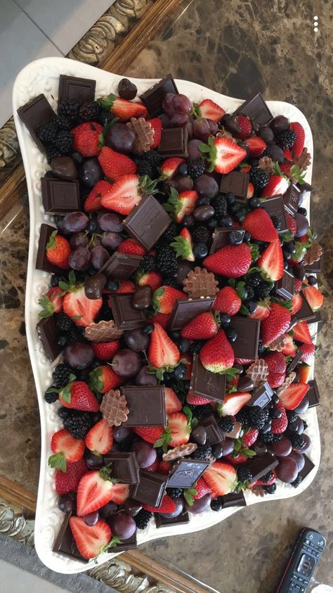 Dark Chocolate Charcuterie Board, Fruit And Chocolate Charcuterie Board, Easy Dinner Ideas Vegetarian, Black Charcuterie Board, Desert Platter, Dessert Bread Recipes, Breakfast High Protein, Healthy Dinner Easy, Dinner Ideas Vegetarian