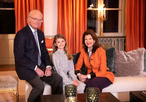 Prinzessin Estelle ist am Mittwoch zehn Jahre alt geworden. Das gemeinsame Foto mit König Carl Gustaf und Königin Silvia verwundert allerdings. Queen Of Sweden, Tea Gown, Prince Carl Philip, Princess Victoria Of Sweden, Royal Family News, Queen Silvia, Princess Estelle, European Royalty, Swedish Royals