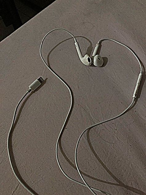 Phone And Earphones Aesthetic, Wired Ear Buds Aesthetic, Headphones Aesthetic Wired, Music Aesthetic Earphones, Girl With Earphones Aesthetic, Wired Earbuds Aesthetic, Sharing Earphones Aesthetic, Ear Buds Aesthetic, Music Earphones Aesthetic