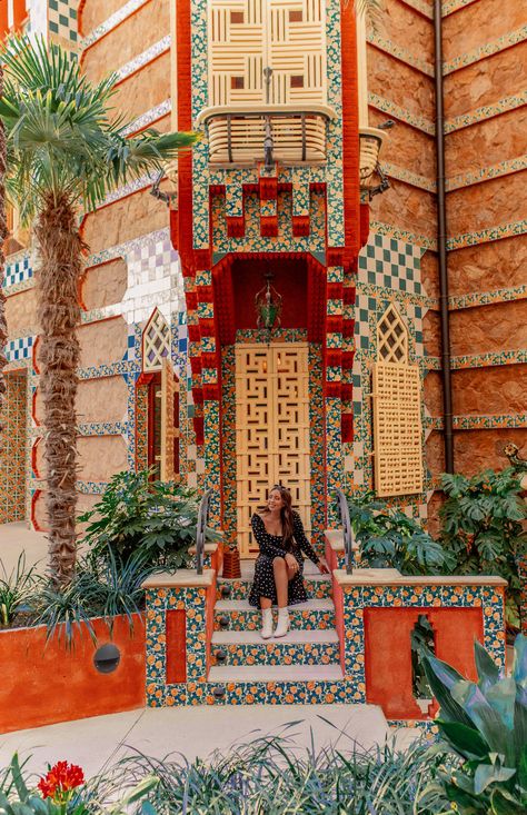 Top things to do in Barcelona - Kelsey in London Mont Juic Barcelona, Casa Vicens Barcelona, Barcelona Things To Do, Barcelona Girls Trip, Barcelona Landmarks, Barcelona Photo Ideas, Barcelona Photoshoot, Barcelona Spain Aesthetic, Barcelona Bucket List