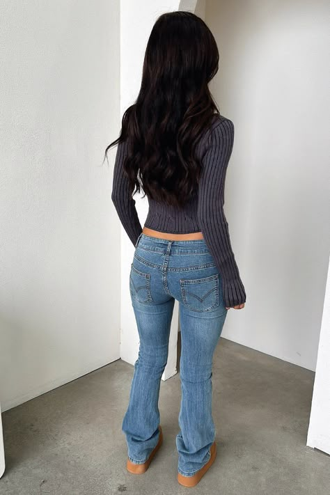 Flare Pants Outfit Jeans, Cute Winter Fits Casual, Ultra Low Rise Jeans 2000s, Cute Bottoms For Women, Cute Bootcut Jeans, Flare Jeans Low Rise, Low Rise Joggers, Low Rise Flares, Baggy Jeans Tight Top