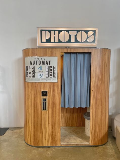 aesthetic photobooth paris insta pic inspo Photo Booth Design, Tokyo Photos, Visuell Identitet, Vintage Photo Booths, Photo Restoration, Photo Box, Real Vintage, Vintage Film, Pop Up Store