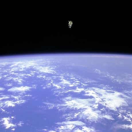 The most terrifying space photograph Space Shuttle Challenger, Nasa Photos, Floating In Space, Nasa Astronauts, Fly Free, Space Photos, Space Images, Apollo 11, Time Life