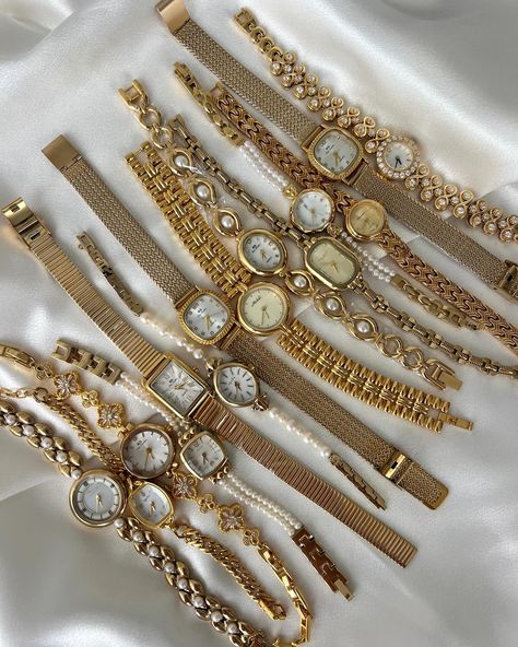 The collection of my dreams✨☺️ • • • • Shop link in bio🤍 • • • • • #vintagewatch #vintageinspired #oldmoney #oldmoneyaesthetic #vintagestyle #rarejewelry #vintagewatches #daintywatch #goldwatch #vintageaesthetic #trending #rarefinds Chunky Gold Watch, Gold Ring Collection, Cool Jewelry Aesthetic, Chunky Gold Jewellery, Timeless Gold Jewelry, Vintage Gold Jewelry Aesthetic, Chunky Gold Jewelry Aesthetic, Jeweler Aesthetic, Gold Accessories Aesthetic