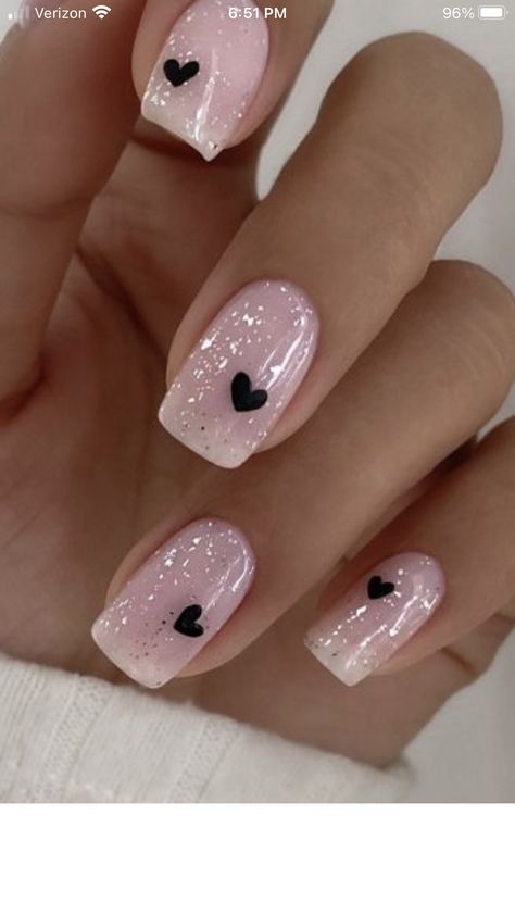 Trendy Short Nails, Fancy Nails Designs, Nagel Tips, Simple Gel Nails, Black Hearts, Black Nail, Short Acrylic Nails Designs, Heart Nails, Chic Nails