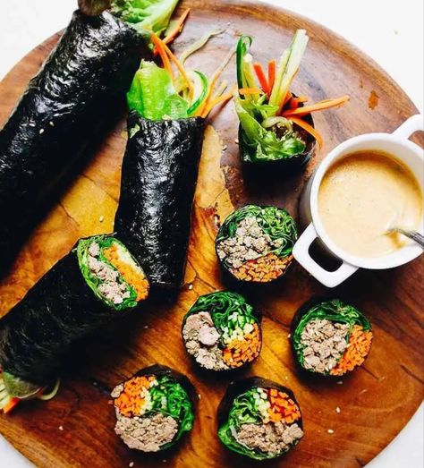 No Rice Kimbap, Paleo Sushi, Beef Sushi, Wellington Food, Low Carb Sushi, Recipe Ground Beef, Shake Recipes Healthy, Healthy Sushi, Yummy Sushi