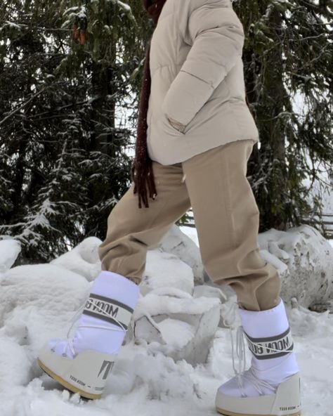 #moonboots #neutral Men Moonboots Outfit, Outfit Sweatpants, Moon Boots Outfit, Ski Trip Outfit, Winter Photoshoot, Trip Outfits, Moon Boots, Winter Outfit Inspiration, Fall Fits