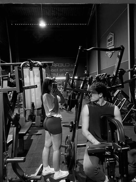 Sport Couple Aesthetic, Fitness Couple Aesthetic, Couple Gym Pics, Gym With Boyfriend, Gym Bf, Couples Gym Pictures, Gym Couple Aesthetic, Gym Relationship, Gym Boyfriend