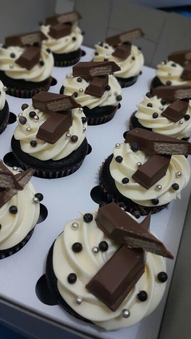 Chocolate kitkat cupcake with creamcheese frosting Kitkat Cupcakes, Pop Up Bakery, Party Pastries, Cake Stall, Cupcake Day, Cupcake Charms, Birthday Presents For Mom, Cupcake Decoration, Candy Drinks