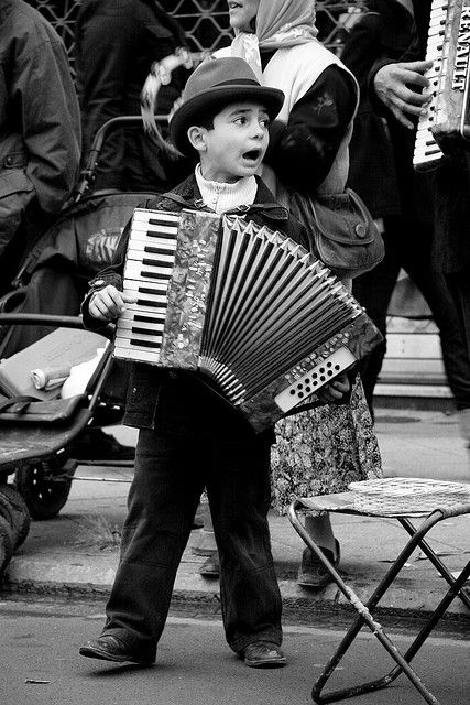 Street Performer. A family of street musicians, this one being the youngest. Street Musicians, Street Performer, Musician Photography, Street Musician, Music A, Foto Art, Making Music, Pop Rock, Music Performance