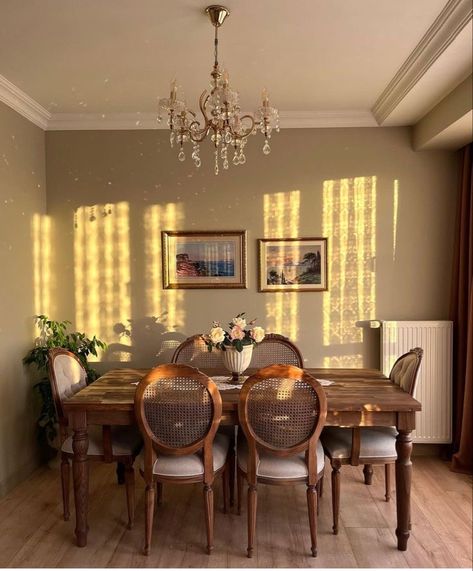 Old Style Dining Room, 1930s Apartment, Dining Room Cozy, Vintage Dining Room, Casa Vintage, Room Deco, Apartment Decor Inspiration, Dream House Interior, Home Design Decor