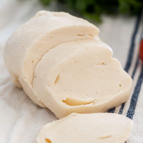 A great beginner-friendly cheese recipe made in the Instant Pot. Make Fresh Mozzarella, Homemade Mozzarella Cheese, Kitchen Magick, Cheese Recipes Homemade, Homemade Cheese Crackers, Cheddar Cheese Recipes, Homemade Mozzarella, Cheese Making Recipes, Instant Pot Yogurt