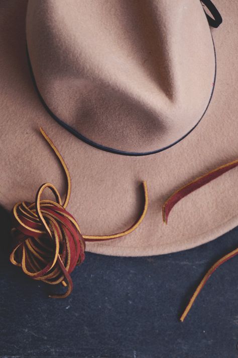 Diy Leather Hat Band, Diy Cowboy Hatband, Leather Hat Bands Diy, Diy Hat Bands For Women, Straw Hat Band Ideas, Diy Hat Bands Fabric, Diy Felt Hat Band, Hat Trimming Ideas, Diy Hat Accessories