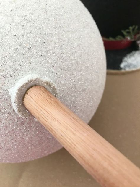 This is so darn cute! Diy Faux Snowman, Snowman Topiary Diy, Diy Snowmen Using Styrofoam Balls, How To Make A Large Fake Snowman, Outside Snowman Ideas, Diy Spray Foam Snowman, Concrete Snowman Diy, Snowman Christmas Tree Decorations, Snowman Diy Outdoor