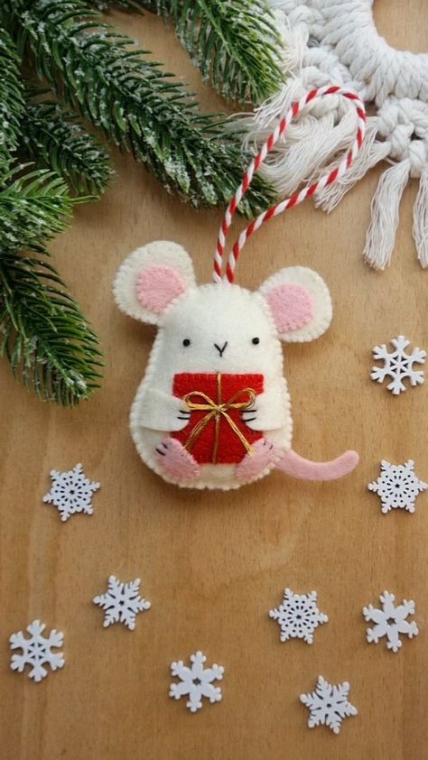 Anabella Cahwje - Baby decor & sewing tutorials | 🌟Day 19 of the free advent calendar is a little Mouse with a gift!🌟 🎄I was trying to figure out if it's giving us a present or being… | Instagram Felties Patterns Free, Simple Felt Ornaments Diy, Free Felt Christmas Ornaments Patterns, Felt Craft Patterns, Felt Mouse Pattern Free, Christmas Selling Ideas, Felt Christmas Decorations Patterns Free, Free Felt Ornament Patterns, Felt Christmas Ornaments Patterns Free