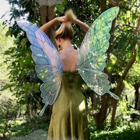 Woman with her back facing the camera, wearing iridescent and translucent fairy wings, pulling her hair up. She is standing in the rainforest garden and wearing a vintage green dress. Wing Template, Green Fairy Wings, Fairy Costume Women, Iridescent Fairy, Elf Wings, Diy Fairy Wings, Fairy Costume Diy, Butterfly Fairy Wings, Diy Wings