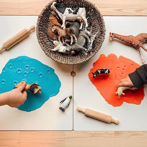 Jess auf Instagram: „Animal footprints in play doh!🦒🦓🐅🐄 I needed something to keep the kids attention while I cooked dinner the other night and remembered this…“ Animal Footprints Activities, Play Dough Animals, Bush Kindy, Play Doh Animals, Playdough Table, Crafts Toddlers, Animal Footprints, Playdough Activities, Kids Daycare