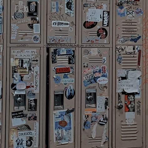 Victorious School Aesthetic, Locker Aesthetic Grunge, Victorious Locker Ideas, Locker Board Ideas, Locker Stickers Aesthetic, Blue Lockers Aesthetic, Highschool Locker Aesthetic, Grunge High School Aesthetic, Anime Locker Ideas