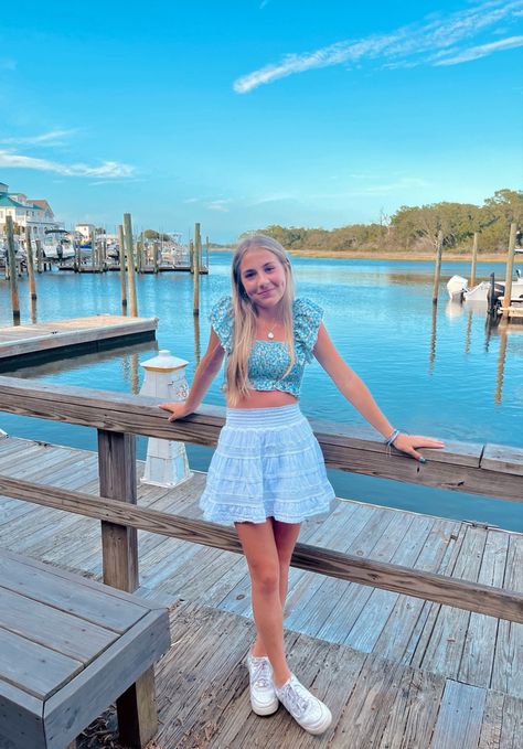 Preppy Poses One Person, Preppy Poses, Outfit Aesthetic Ideas, Preppy Beach Outfits, Vacation Poses, Preppy Girl Outfits, Senior Outfits, Beach 2023, Vacation Fits