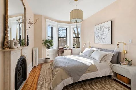 Brownstone Bedroom, Bathroom Plant Decor, Bathroom Plant, Brownstone Interiors, Bathroom Plants Decor, Vanity Table Vintage, New York Brownstone, Venetian Plaster Walls, Taupe Walls