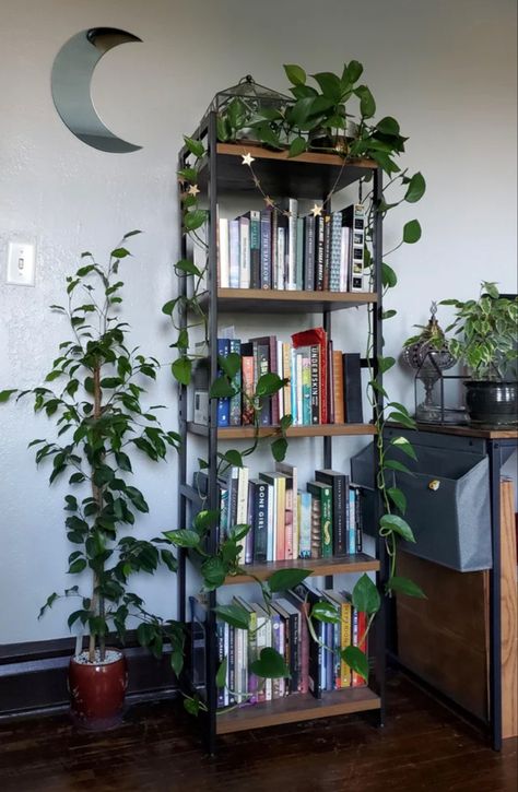 Bookshelf Green, Ideas Habitaciones, Portfolio Bag, Bookshelves In Bedroom, Room Organisation, Dorm Room Diy, Small Bookshelf, Pretty Bedroom, Cozy Room Decor