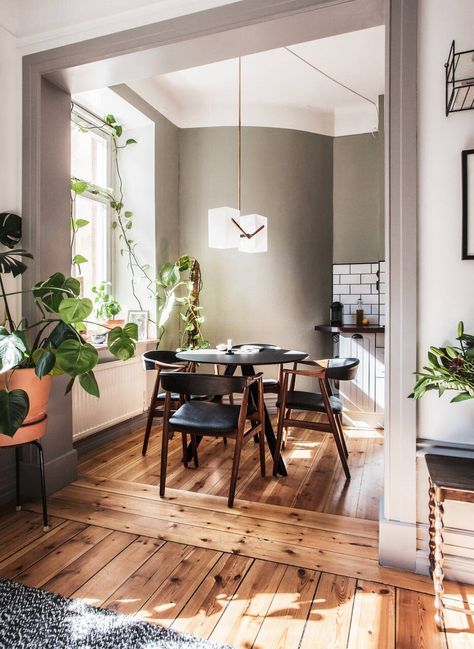 A Warm Scandi Apartment with a Moody Bedroom - The Nordroom Decorating Living Room Ideas, Pendant Light Dining Table, Cozy Eclectic Home, Light Dining Table, Wooden Lamp Shade, Scandinavian Loft, Small Studio Apartment Decorating, Decor Things, Vintage Apartment