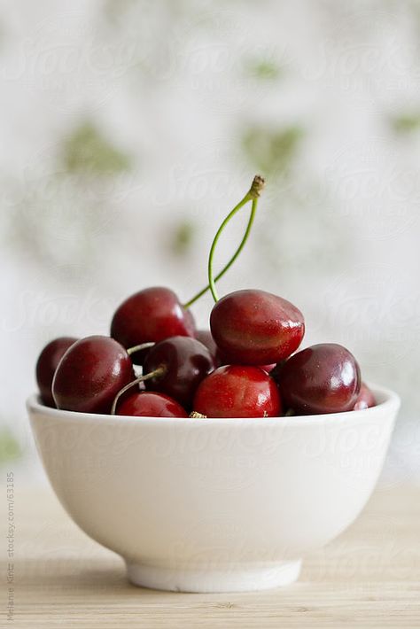 Food Photography Vegetables, Cherry Delight, Cherry Bowl, Cherries Jubilee, Fruit Wallpaper, Still Life Fruit, White Bowl, Sweet Cherries, White Bowls