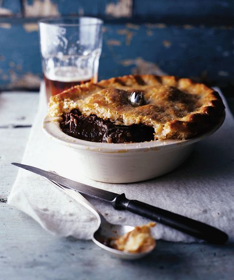 A beef, caramelised onion and ale pie recipe that is both comforting and satisfying. Beef Red Wine, Steak And Mushroom Pie, Ale Pie, Bacon Pie, Steak And Ale, Steak And Mushrooms, Pub Food, Low Fodmap Recipes, Savory Pie