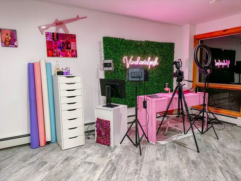 Women’s podcast set up In Home Makeup Studio, Filming Room Youtube Aesthetic, Filming Background Ideas Youtube, Filming Space Ideas, At Home Studio Set Up, Podcast Room Setup Ideas, Youtube Filming Backdrop, Filming Room Ideas Youtube, Youtube Filming Room Ideas