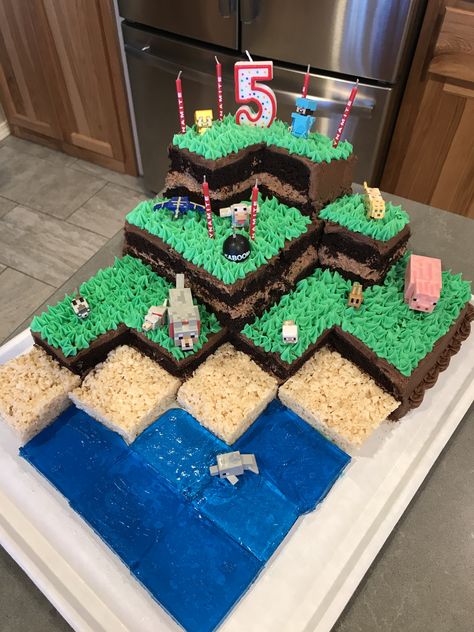 Costco cake turned into Minecraft cake Minecraft Cake Ideas, Minecraft Cake Designs, Pastel Minecraft, Diy Minecraft Birthday Party, Cake Minecraft, Costco Cake, Minecraft Party Decorations, Minecraft Birthday Cake, Easy Minecraft Cake