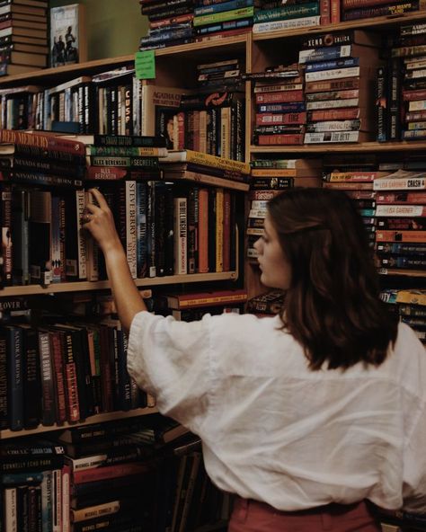 Funny Story Emily Henry Aesthetic, Funny Story Emily Henry, Daphne Vincent, Appalachian Horror, Library Concept, Library Photoshoot, Library Photo Shoot, Shoots Ideas, Foto Inspo