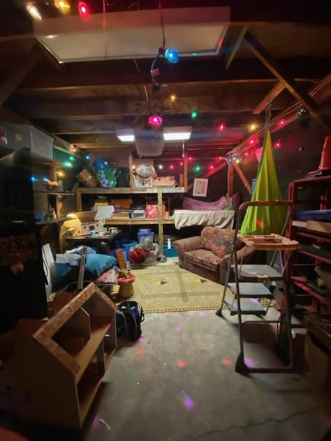 Comfy Hangout Room, Hang Out Room Ideas With Friends, Hang Out Garage Ideas, Cool Hangout Spots, Shed Hangout Ideas Aesthetic, Aesthetic Basement Hangout, Hang Out Room Ideas For Teens, Hangout Spot Aesthetic, Teen Garage Hangout