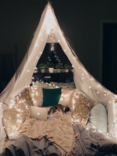 Cute Pillow Fort Aesthetic, Pillow Fort For Adults, Cozy Fort Aesthetic, Cosy Blanket Fort, Sheet Fort Indoor, Pillow Fort Room, Aesthetic Pillow Fort, Aesthetic Forts Indoor, Inside Fort Ideas