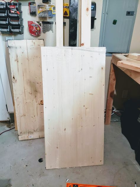 If you are savvy mom and like custom made furniture but can't spent a lot of money, then here is the post for you to make your own DIY beautiful desk for only $50. I am going to show you the step-by-step tutorial for building a great desk on a complete budget. Let's start, and please, if you build your own after this post, I will appreciate it if you share with me your own project.    Buy lumber from either Home Depot, or Lowes. This one was from Lowes for only $20.Step One - Create a… Diy Desk Ideas Cheap, Homemade Desk, Home Depot Diy, Small Office Space, Crate Desk, Computer Nook, Diy Office Desk, Closet Makeover Diy, Diy Computer Desk