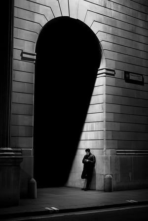 London, UK, 2017, a photograph from Alan Schaller’s Metropolis series Alan Schaller, Urban Photography Portrait, Street Photography Urban, Shadow Photography, Man Standing, Street Photographers, Trik Fotografi, City Photography, Abstract Photography