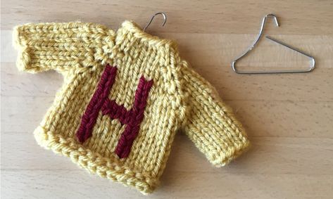 Mini Weasley Sweater Ornaments Pattern and Video – Cushion of Joy Sweater Christmas Ornaments, Harry Potter Knit, Weasley Sweater, Sweater Ornaments, Harry Potter Sweater, Duplicate Stitch, Cute Harry Potter, Simply Knitting, Holiday Knits