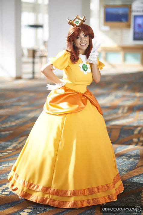 Daisy Mario Costume, Mario Costume Diy, Princess Daisy Costume, Daisy Cosplay, Mario Princess Daisy, Daisy Mario, Mario Halloween Costumes, Daisy Costume, Princess Peach Costume