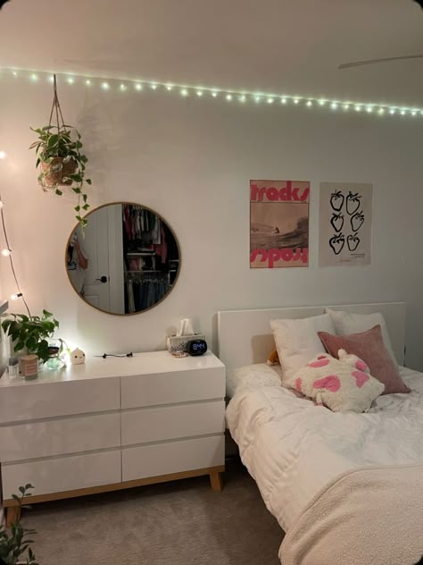 Cool Tone Bedroom Ideas, Bedroom Ideas Trendy, Teen Room Ideas Aesthetic, Minimalist Room Ideas, Small Room Inspo, Summer Room Decor, Room Organization Bedroom, Room Redesign, Indie Room