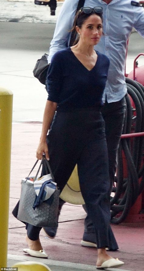 Meghan Style, Megan Markle Casual Outfits, Megan Markle Jeans Outfit, Meghan Markle Jumpsuit, Meghan Markle 2023, Meghan Markle Style 2024, Black And Navy Outfit, Meghan Markle Style Casual, Megan Markle Style 2024