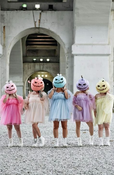 Netflix Horror Series, Goth Halloween Costume, Ghost Pics, Most Creative Halloween Costumes, Netflix Horror, Halloween Costumes 2022, Bff Halloween Costumes, Round Of Applause, Pretty Halloween Costumes