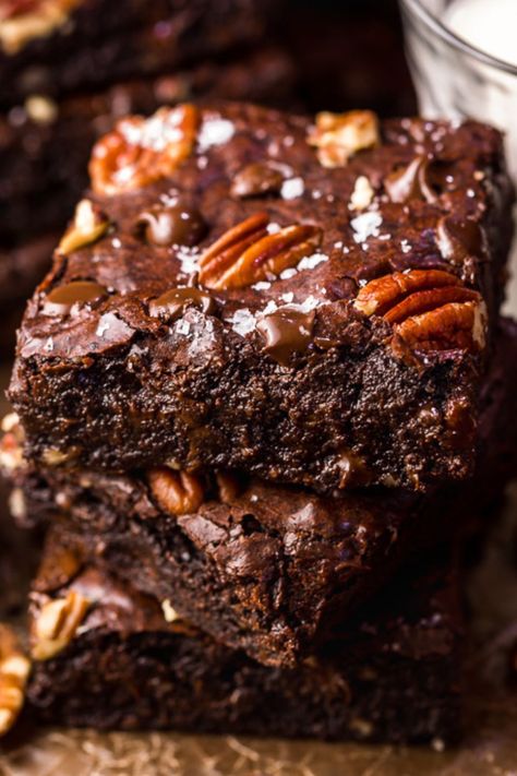 Pecan Brownies, Turtle Brownies, Caramel Recipes Sauce, Crunchy Pecans, Bowl Recipes, Chocolate Nuts, 9x13 Baking Dish, Blue Bowl, Brownie Recipes