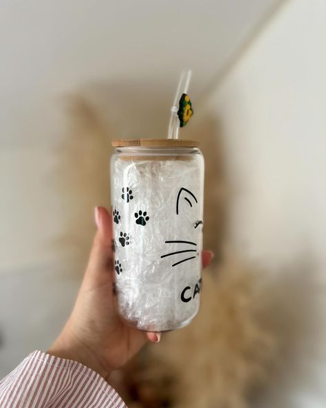 Cat lovers! 🐱🐈 here’s a design for you 🫶🏼 Customize it with your own name or your cat’s name in our website ❤️ #giftshop #gift #cadeau #glazen #glass #tumbler #smallbusiness #giftideas #cat #catlover #kat Cute Cloud, Glass Tumbler, Gift Shop, Cat Lovers, Tumbler, Glass, Gifts, Quick Saves, Instagram